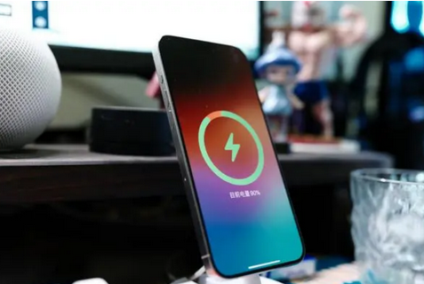 武强苹果15换屏服务分享用什么充电器给iPhone15充电更好 